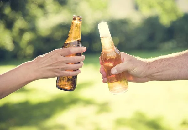 Pessoas aplaudindo com cerveja — Fotografia de Stock