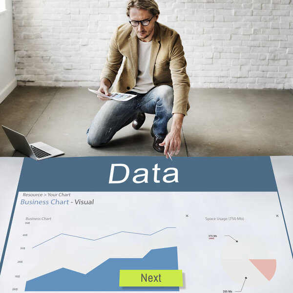 Бизнесмен работает рядом с плакатом
