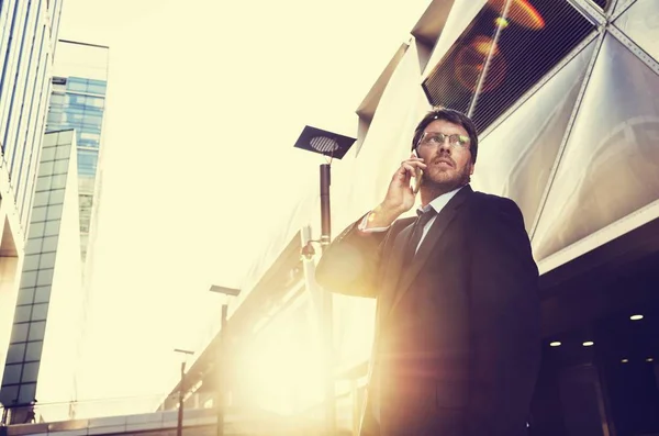 Affärsman talar på smartphone — Stockfoto