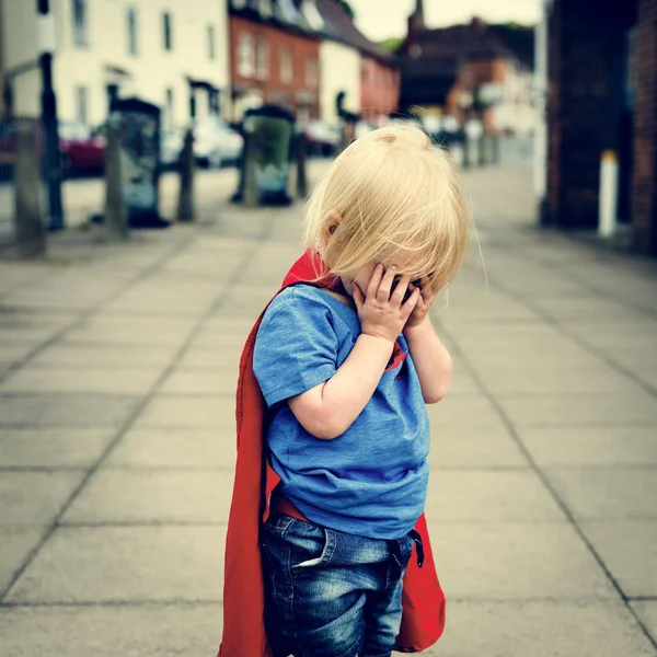 Malý chlapec v kostýmu superhrdiny — Stock fotografie