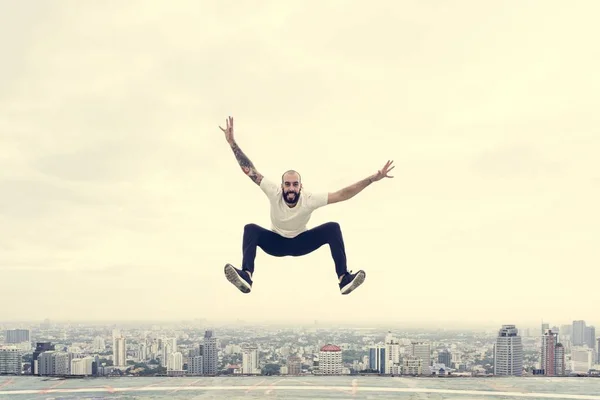 Человек, прыгающий в воздух — стоковое фото