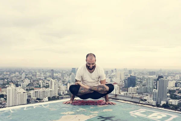 Homem praticando ioga — Fotografia de Stock