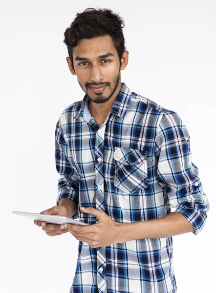 Indiase man bedrijf tablet — Stockfoto