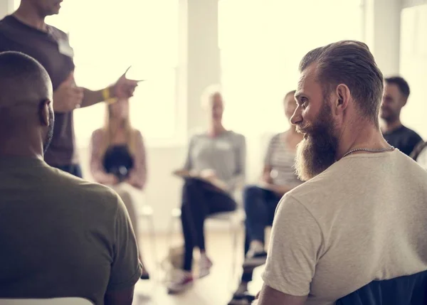 Mensen tijdens de bijeenkomst in Office — Stockfoto