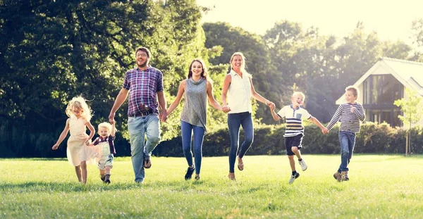 Grande família ao ar livre — Fotografia de Stock