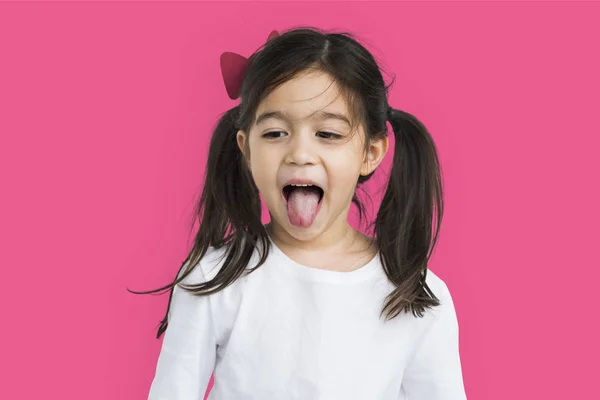 Linda niña mostrando la lengua — Foto de Stock