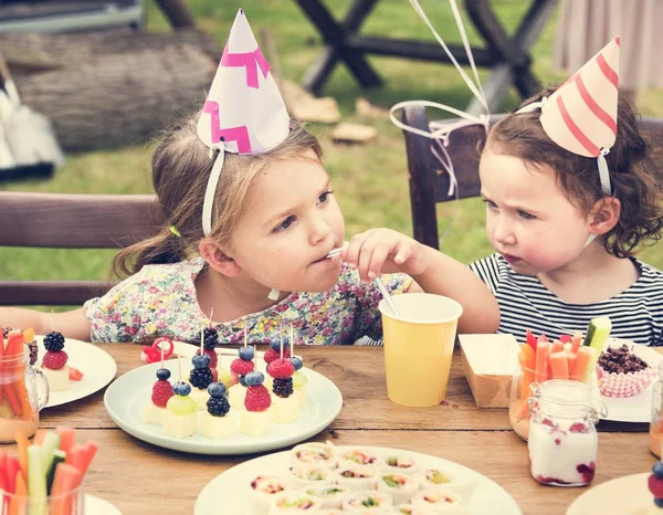 Niños en la fiesta de cumpleaños — Foto de Stock