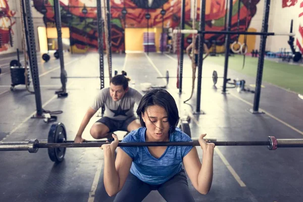 Mensen die sporten in de sportschool — Stockfoto