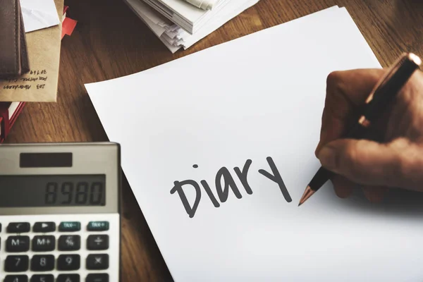 Empresario escribiendo notas en papel — Foto de Stock