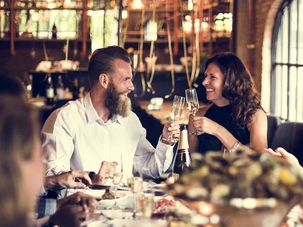 Glada människor dricker champagne — Stockfoto