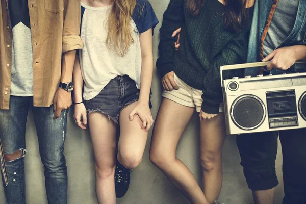 Grupp tonåring vänner — Stockfoto