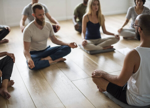 Люди делают джогу
 