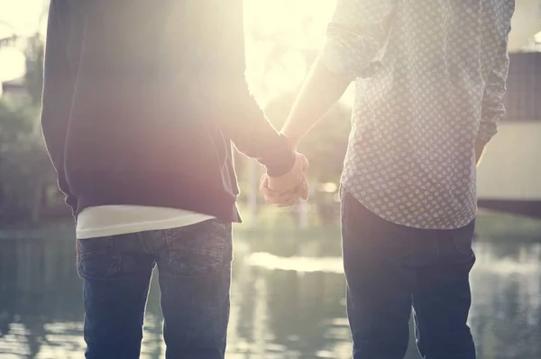 Gay coppia tenendosi per mano — Foto Stock