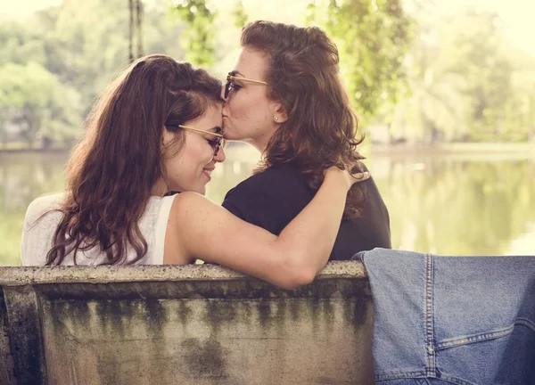 Лесбійську пару цілуватися — стокове фото