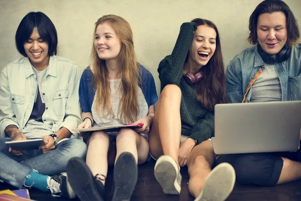 Amigos pasando el rato juntos — Foto de Stock