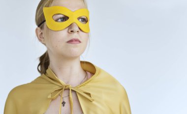 kadın giyen süper kahraman maske