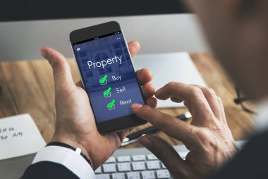 Akıllı telefon kullanan iş adamı