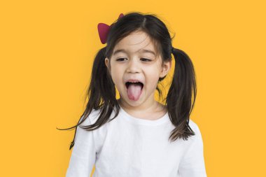 Sevimli küçük kız gösteren dil