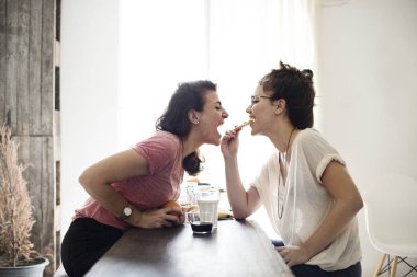 Lezbiyen çift birlikte vakit geçiriyor.