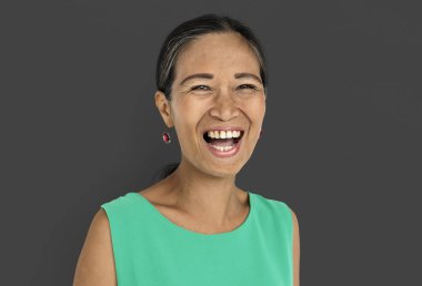 kadın stüdyoda poz 