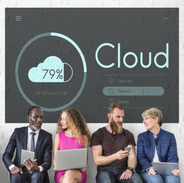 Dijital aygıtlar kullanan insanlar 