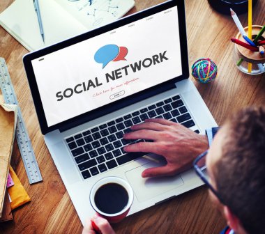 İş adamı dizüstü bilgisayar kullanıyor