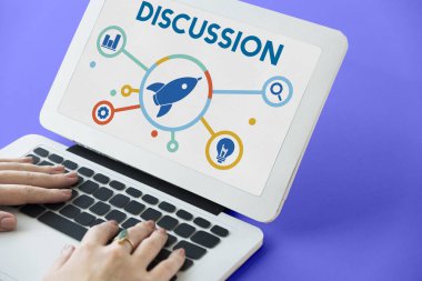 Dizüstü bilgisayarda çalışan kadın