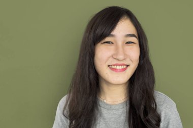 Asyalı kadın stüdyoda poz 