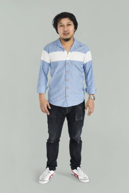 Stüdyoda poz veren adam