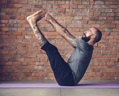 Yoga egzersiz egzersiz yapan erkek