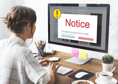 bilgisayar ile çalışan kadın 