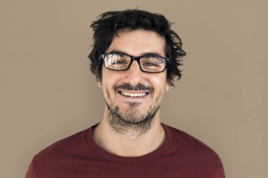 Stüdyoda poz veren adam