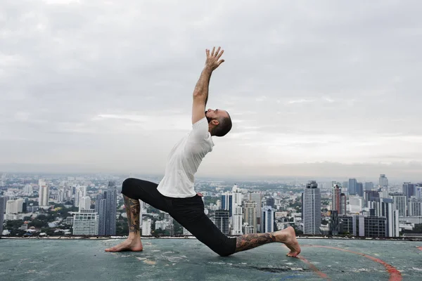 Man utövar yoga — Stockfoto