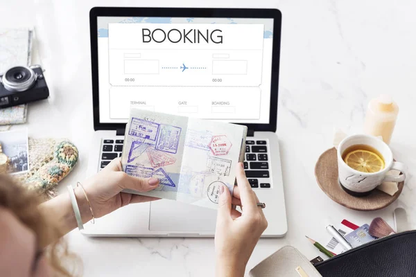 Rezervasyon bilet hava Online seyahat gezi tatil kavramı