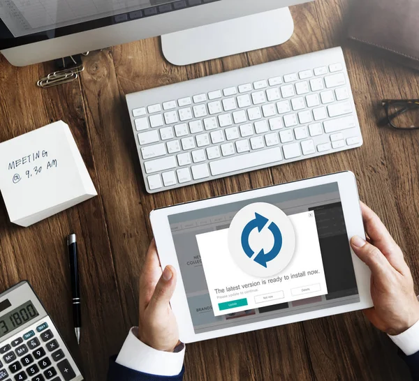 iş kişi dijital tablet kullanma