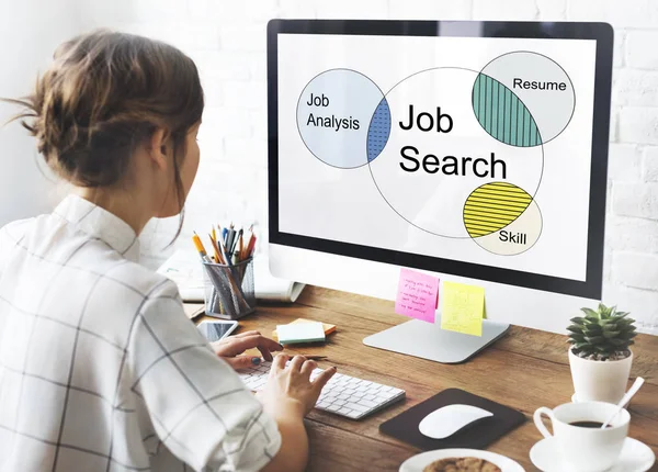 Mujer trabajando con computadora — Foto de Stock