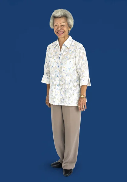 Senior vrouw in studio — Stockfoto