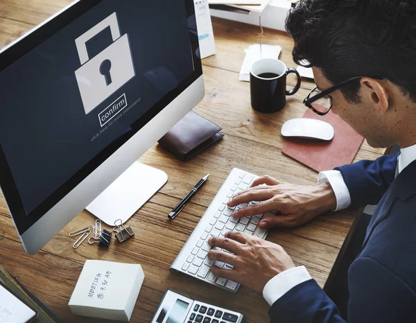 Homem de negócios que trabalha com computador — Fotografia de Stock