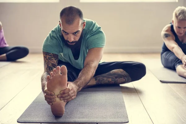 Homem fazendo exercício de ioga — Fotografia de Stock