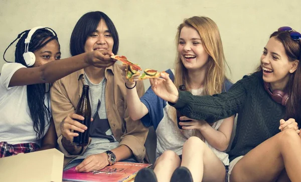 Pizza Yiyen Arkadaşlar