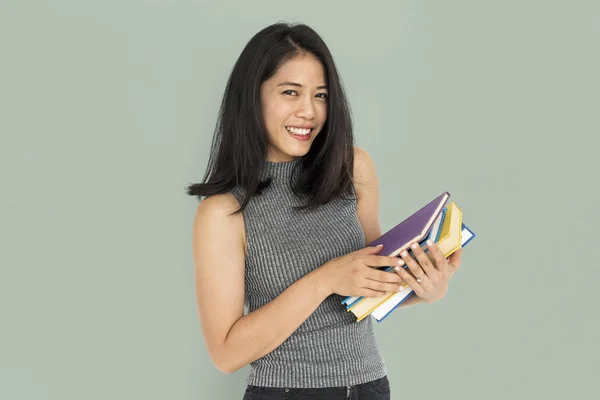 Aziatische vrouw poseren in studio — Stockfoto