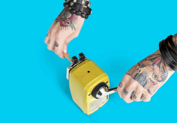 Ruce v tetování s Tužka grafitová — Stock fotografie