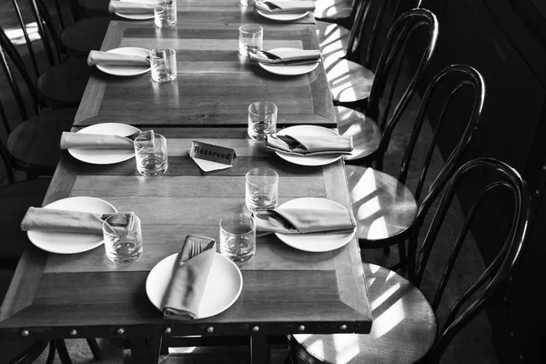 Étkező asztal tányérokkal és poharakkal — Stock Fotó