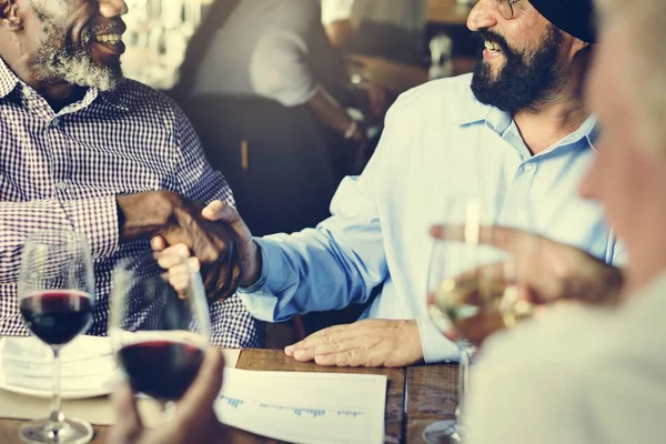 İş sallayarak elleriyle restoranda