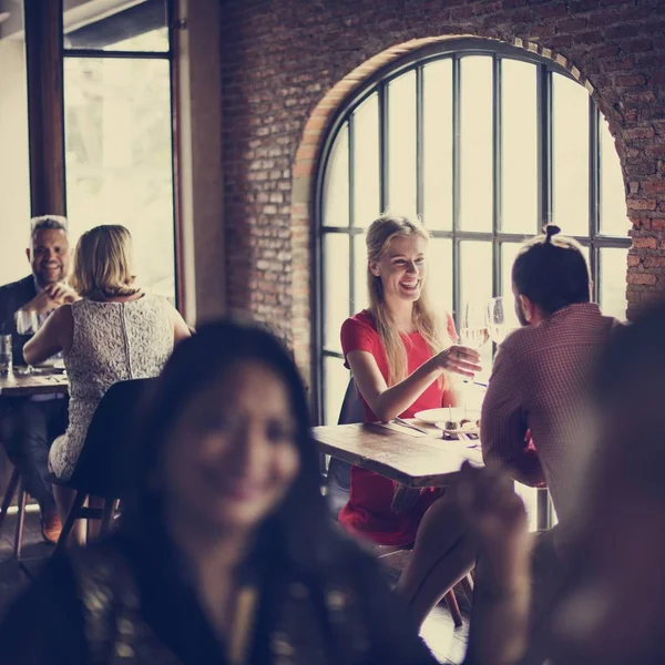 Menschen sitzen am Tisch im Restaurant — Stockfoto