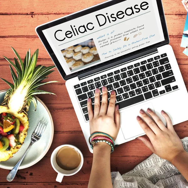 Woman hands typing on laptop — Stock Photo, Image