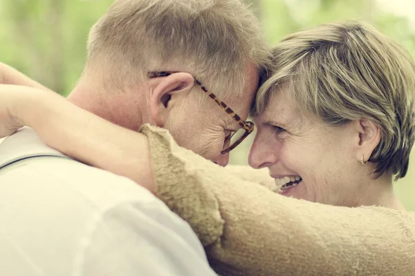 Couple de personnes âgées amoureux — Photo