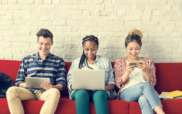 Dijital cihazlar kullanan öğrenciler