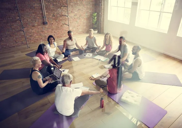 Människor gör joga — Stockfoto