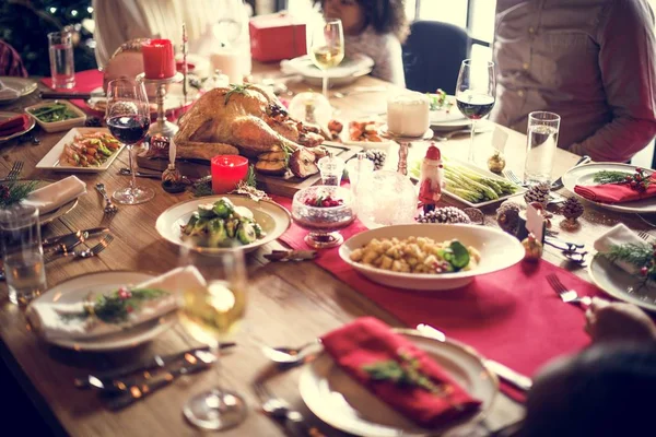 Menschen sitzen am gedeckten Tisch — Stockfoto